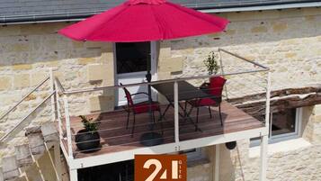 Chambre Classique, balcon, vue piscine | Terrasse/Patio