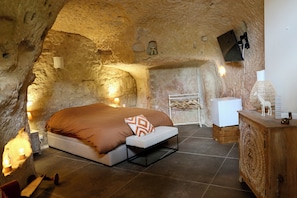 Standard Room, Pool View | Premium bedding, travel crib, free WiFi, bed sheets - Le Gîte 24 (Beaumont Saint-Cyr)