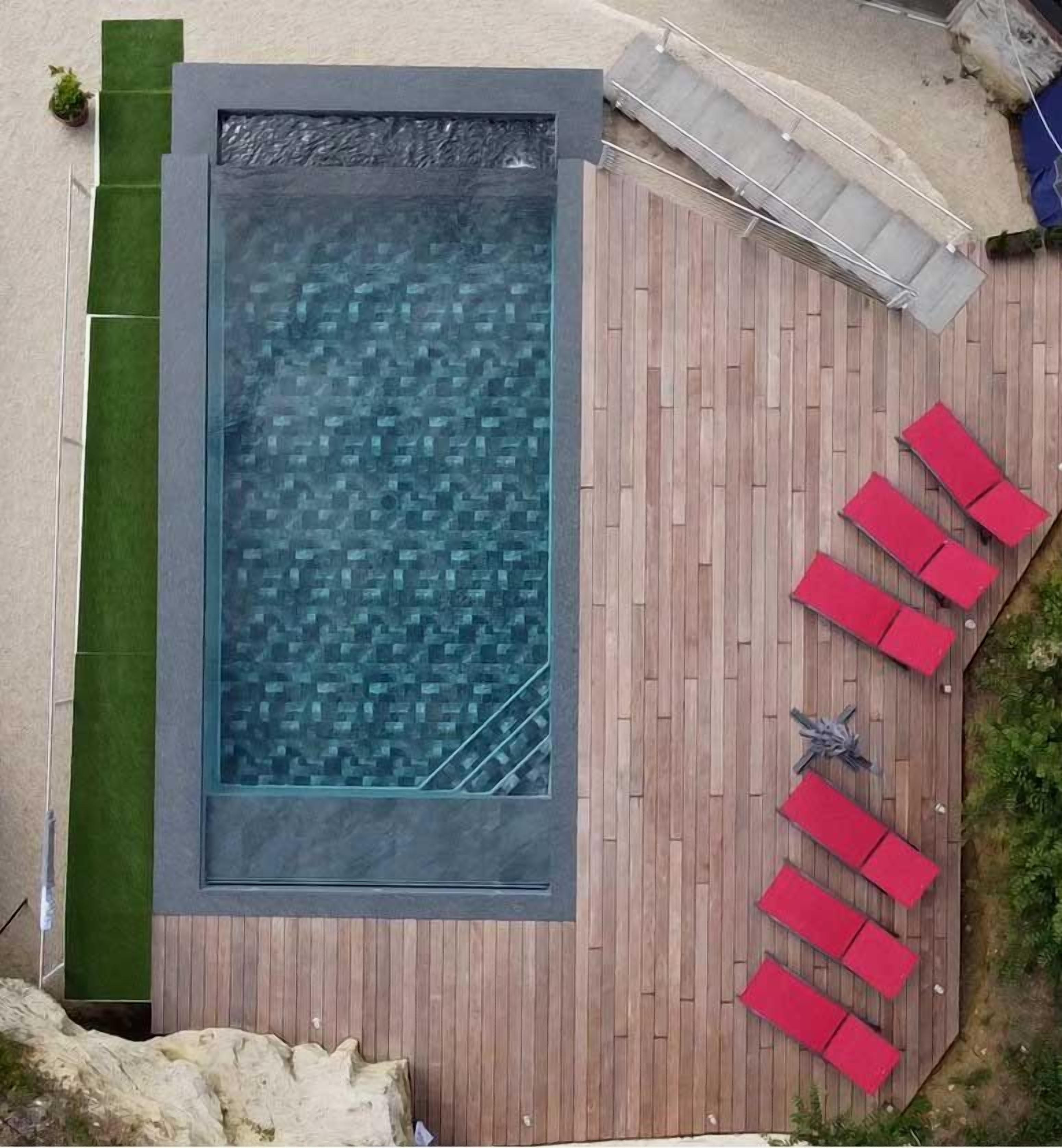 Piscine extérieure, parasols de plage, chaises longues