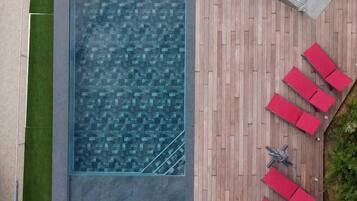 Piscine extérieure, parasols de plage, chaises longues