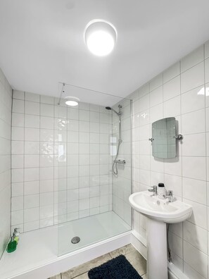 Een haardroger, handdoeken, zeep, shampoo