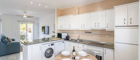 Een koelkast, een microgolfoven, een oven, een vaatwasser