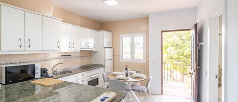 ثلاجة، ميكروويف، فرن، غسالة أطباق