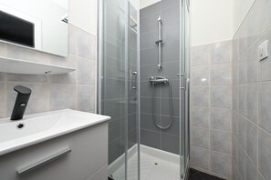 Douche, serviettes fournies