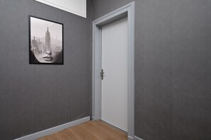 Interior - Room 'Chambre 7' with Shared Terrace, Wi-Fi and Air Conditioning (Salies-du-Salat)