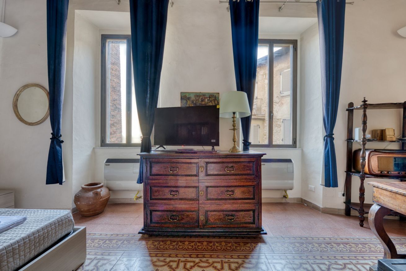 1 chambre, fer et planche à repasser