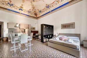 1 dormitorio y tabla de planchar con plancha