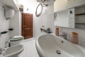 Ducha, bidet, toallas