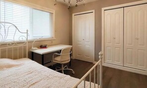 Room - Vancouver Airport Inn (Richmond)