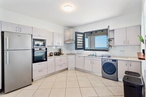 Kühlschrank, Mikrowelle, Ofen, Geschirrspüler