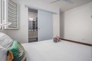 Iron/ironing board, travel cot, free WiFi, bed sheets