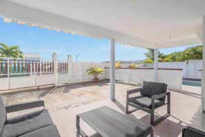 Terrace/patio - Villa Jacuzzi et Piscine (Gros-Morne)