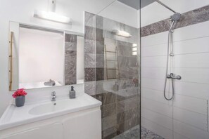 Douche, sèche-cheveux