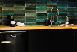 Mikroaaltouuni, uuni, kahvin-/teenkeitin, leivänpaahdin