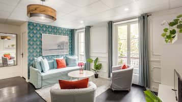 Appartement, vue ville | Coin séjour | TV connectée, Netflix, services de streaming, espaces bureaux