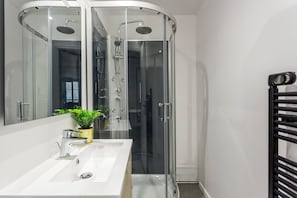 Leilighet, byutsikt | Bad | Dusj, regndusjhode, miljøvennlige toalettsaker og hårføner