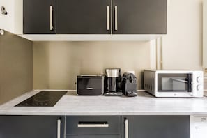 Apartment, City View | Private kitchen | Fridge, microwave, stovetop, toaster
