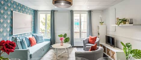 Lägenhet - utsikt mot staden | Vardagsrum | 43-tums smart-tv med kabelkanaler, Netflix och streamingtjänster