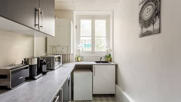 Appartement, vue ville | Cuisine privée | Réfrigérateur, micro-ondes, plaque de cuisson, grille-pain