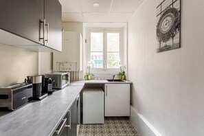 Refrigerador, microondas, placa de cocina, tostadora