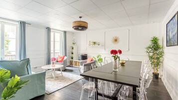 Departamento, vista a la ciudad | Área de sala de estar | Smart TV, Netflix, servicios de streaming y oficina