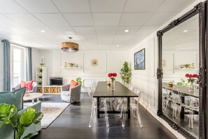 Lägenhet - utsikt mot staden | Vardagsrum | 43-tums smart-tv med kabelkanaler, Netflix och streamingtjänster