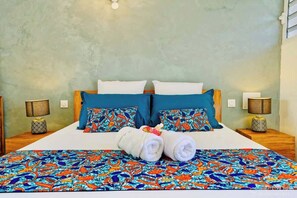 Travel cot, WiFi, bed sheets