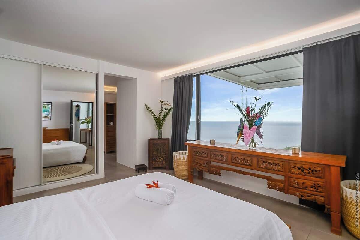 4 chambres, bureau, fer et planche à repasser, lit parapluie