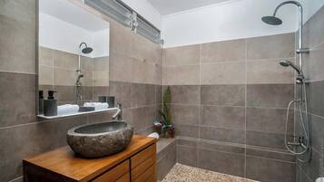 Douche, sĂšche-cheveux, serviettes fournies, shampoing