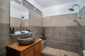 Shower, hair dryer, towels, shampoo
