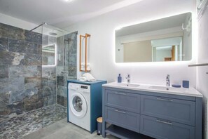 Shower, hair dryer, towels, shampoo - Vert Olivier- Vue Mer & Sérénité (Les Trois-Îlets)
