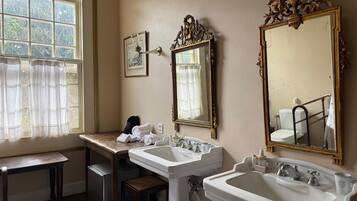 Historic Suite-H7 | Free WiFi