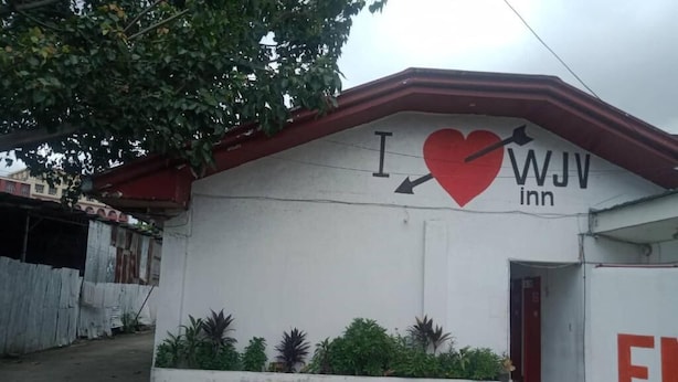 Een gebouw met een bord waarop staat 'I ♥ WJV inn' en een hartsymbool.