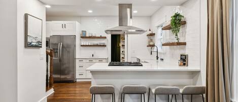 Micro-ondes, four, plaque de cuisson, lave-vaisselle