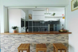 Kühlschrank, Mikrowelle, Ofen, Geschirrspüler