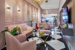 Designer apartment, city views, Pink Fantasy | Living area | 50-inch Smart TV with digital channels, Netflix, streaming services - Osve Hotel Boutique (Cali)