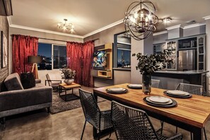 Appartement Exclusif, 2 chambres, vue ville | Salle à manger