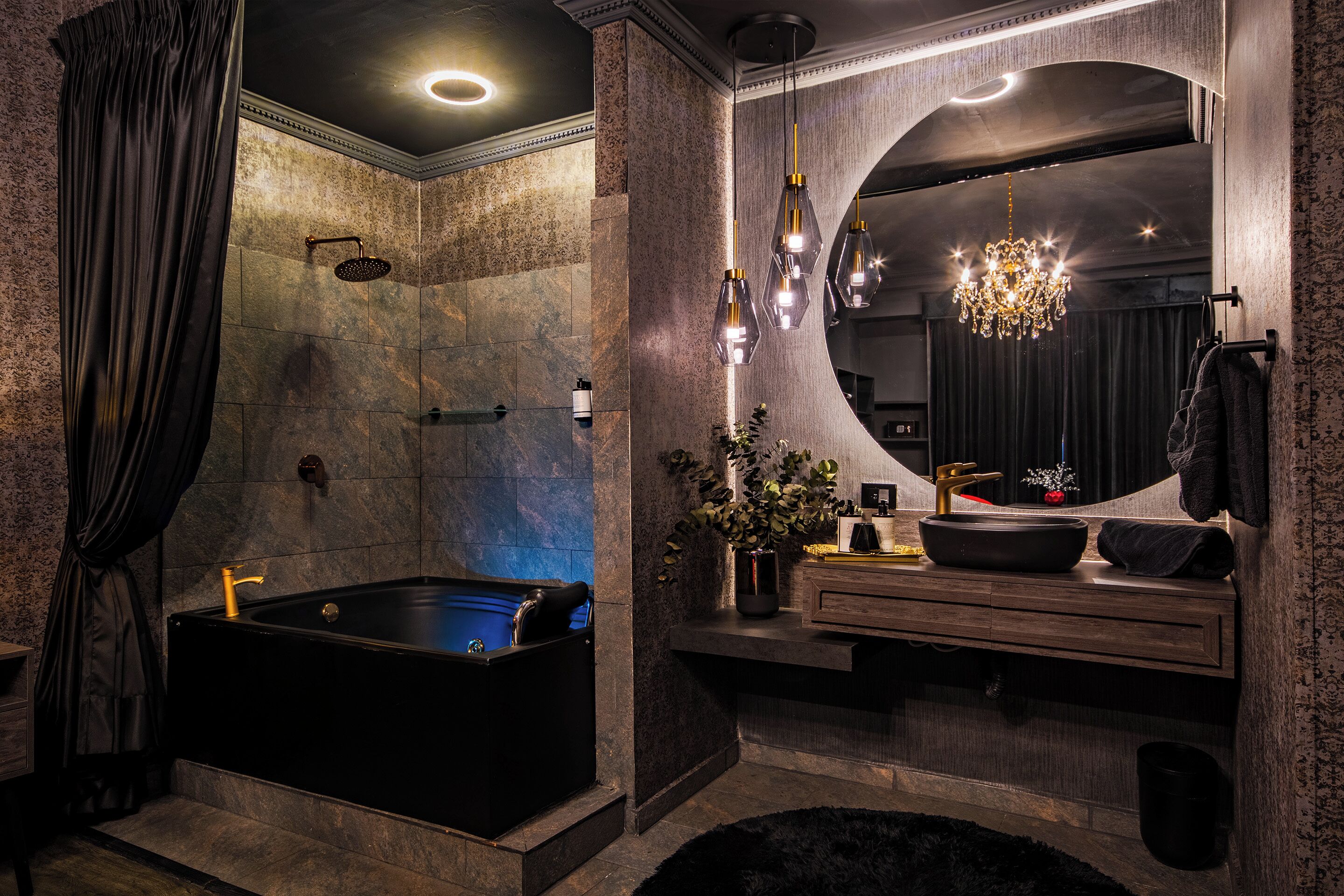 Un baño moderno con una bañera independiente, un tocador con lavabo y un espejo grande.