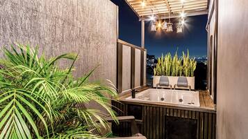 Exclusive Apartment, City View | Private spa tub