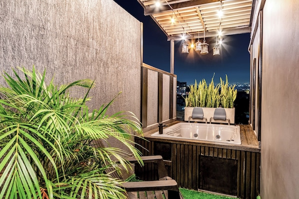 Exclusive Apartment, 2 Bedrooms, City View | Private spa tub