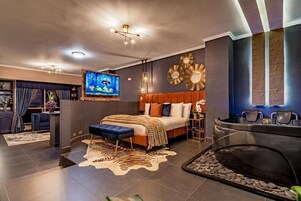 Suite estudio superior, vista a la ciudad, Misterio azul | Caja fuerte, cortinas opacas, tabla de planchar con plancha