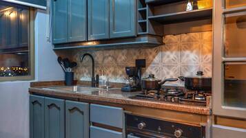 Apartament exclusiu, vistes a la ciutat | Cuina privada | Cafetera i tetera, graella i productes de neteja