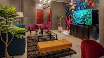 ์ปดํฌํธ ์ํํธ, ์นจ์ค 3๊ฐ, ์จ์ ์์กฐ, ์๋ด ์ ๋ง | ๊ฑฐ์ค ๊ณต๊ฐ | ๋์งํธ ์ฑ๋ ์์ฒญ์ด ๊ฐ๋ฅํ 50์ธ์น ์ค๋งํธ TV, ๋ทํ๋ฆญ์ค, ์คํธ๋ฆฌ๋ฐ ์๋น์ค