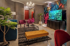 Comfort-Apartment, 3 Schlafzimmer, Whirlpool, Stadtblick | Wohnbereich