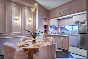 Appartement Design, vue ville | Cuisine privée | Cafetière/bouilloire, plancha, nécessaire de nettoyage