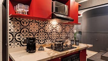 Departamento exclusivo, vista a la ciudad | Cocina privada | Cafetera y tetera, plancha de cocina y artículos de limpieza