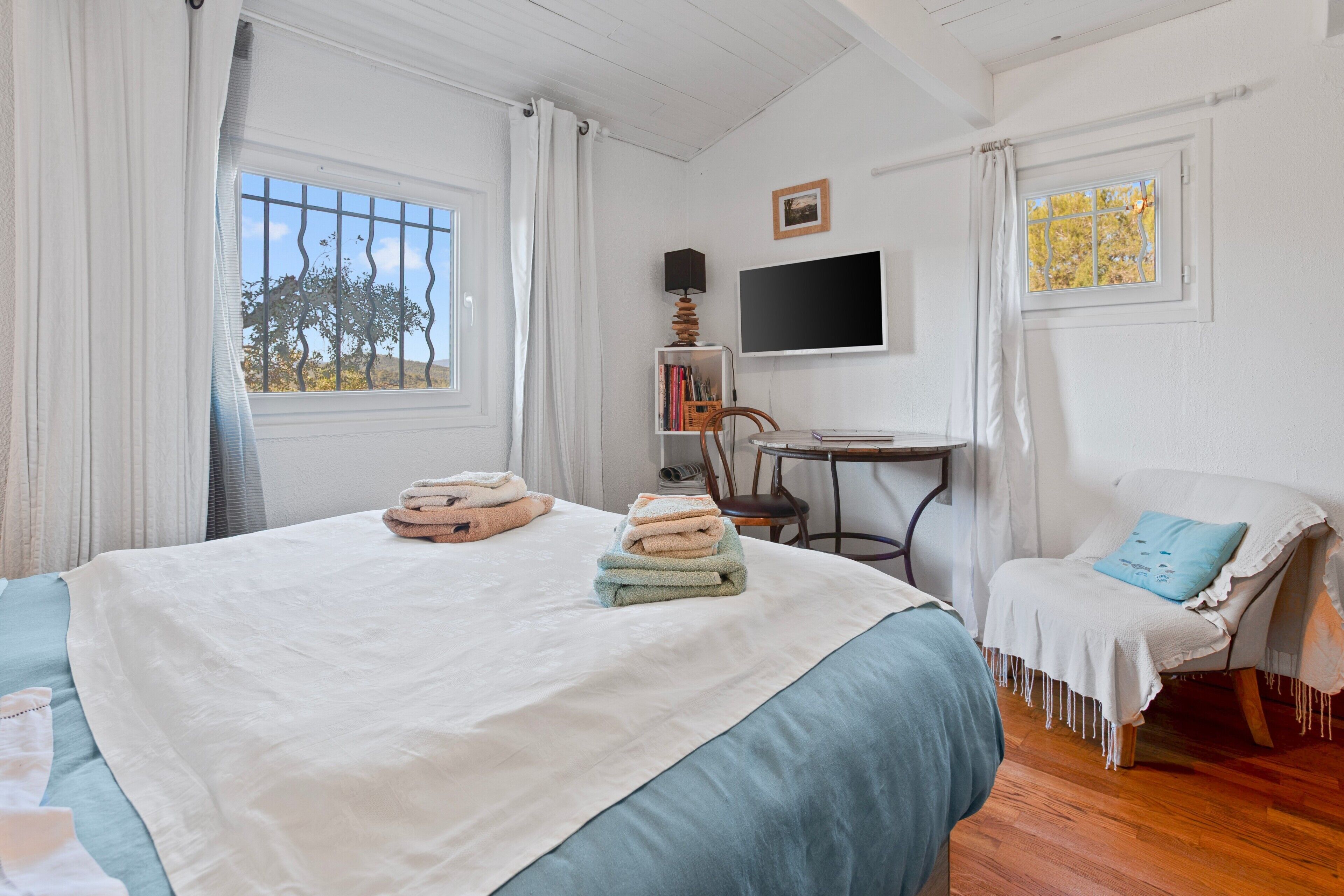 2 habitaciones, tabla de planchar con plancha, wifi y ropa de cama 