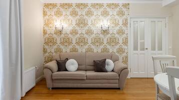 Apartamento Confort | Zona de estar | Televisión LCD de 40 pulgadas con canales por satélite