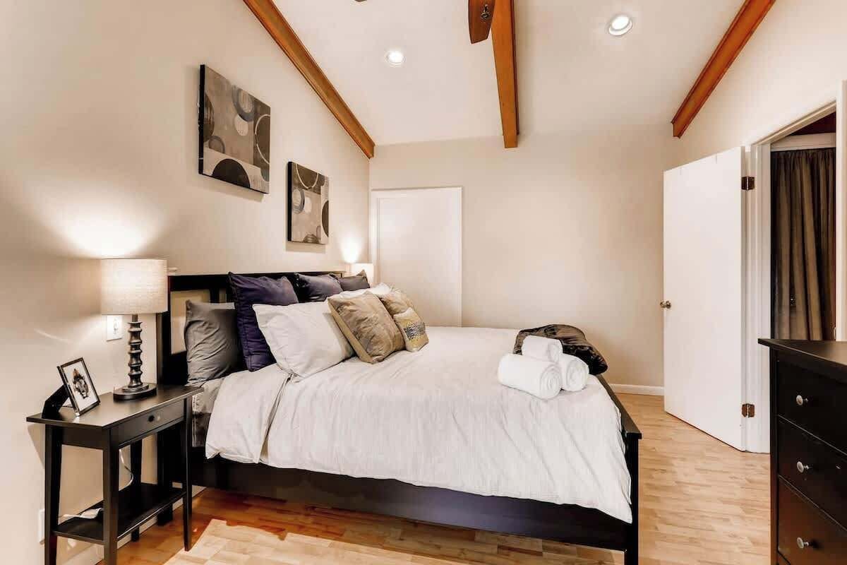 Desk, iron/ironing board, WiFi, bed sheets