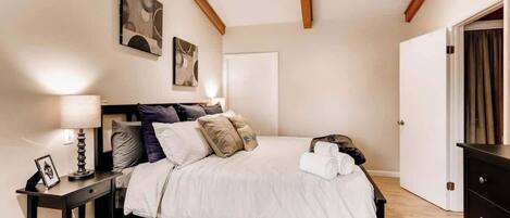 Desk, iron/ironing board, WiFi, bed sheets